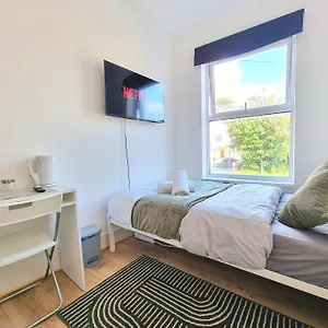 Guest house Easy Rooms, London Luton Airport -24 Hour Check-in, Luton (Bedfordshire)